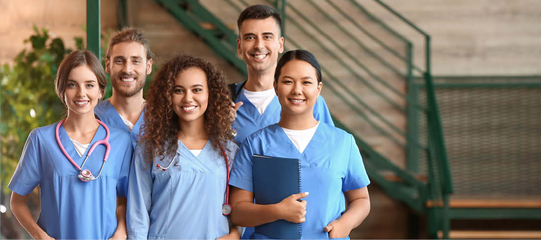 Menschen aus Pflege- und Gesundheitsberufen stehen nehmeneinander