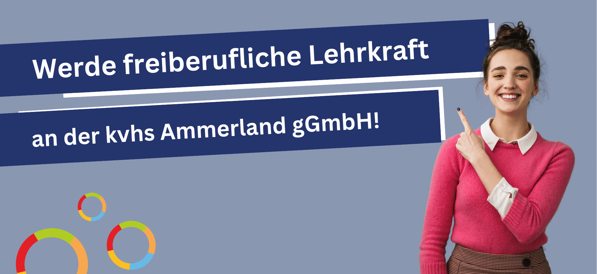 Ein Bild mit einer Frau, die auf folgenden Taxt zeigt: Werde freiberufliche Lehrkraft an der kvhs Ammerland gGmbH