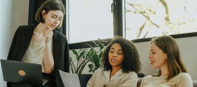 Coach mit zwei Teilnehmerninnen