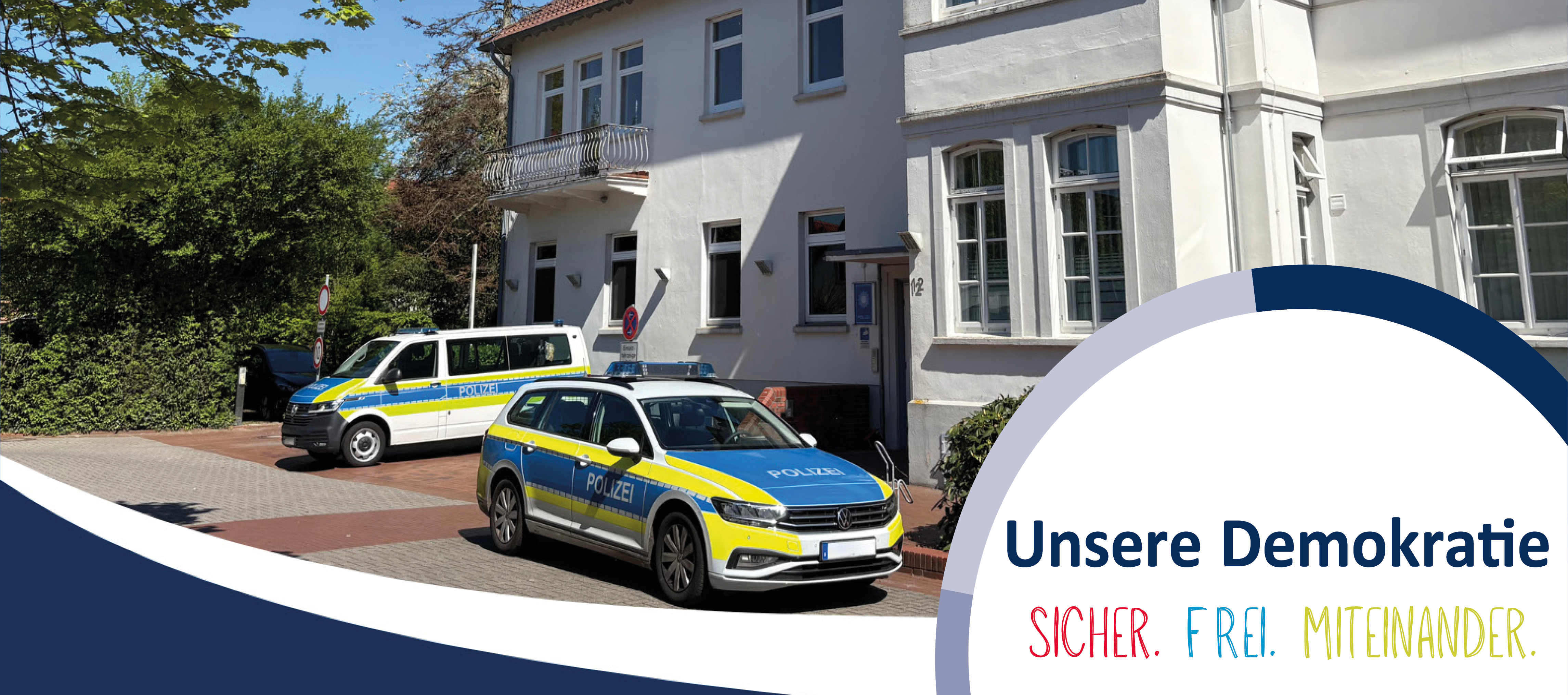 Titelbild zur Veranstaltungsreihe: Unsere Demokratie: Frei, sicher, miteinander. Neben dem Titel sind zwei Polizeiautos zu sehen.
