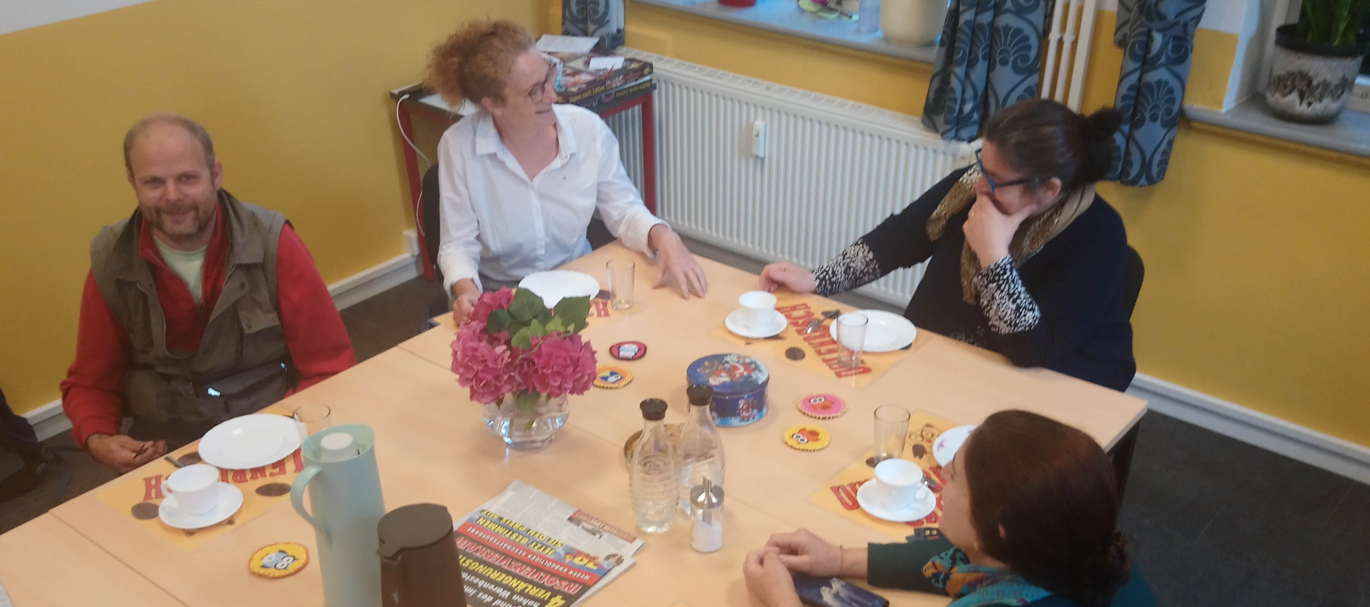 Menschen sitzen am Tisch