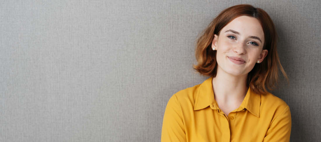 Frau lächelt in die kamera