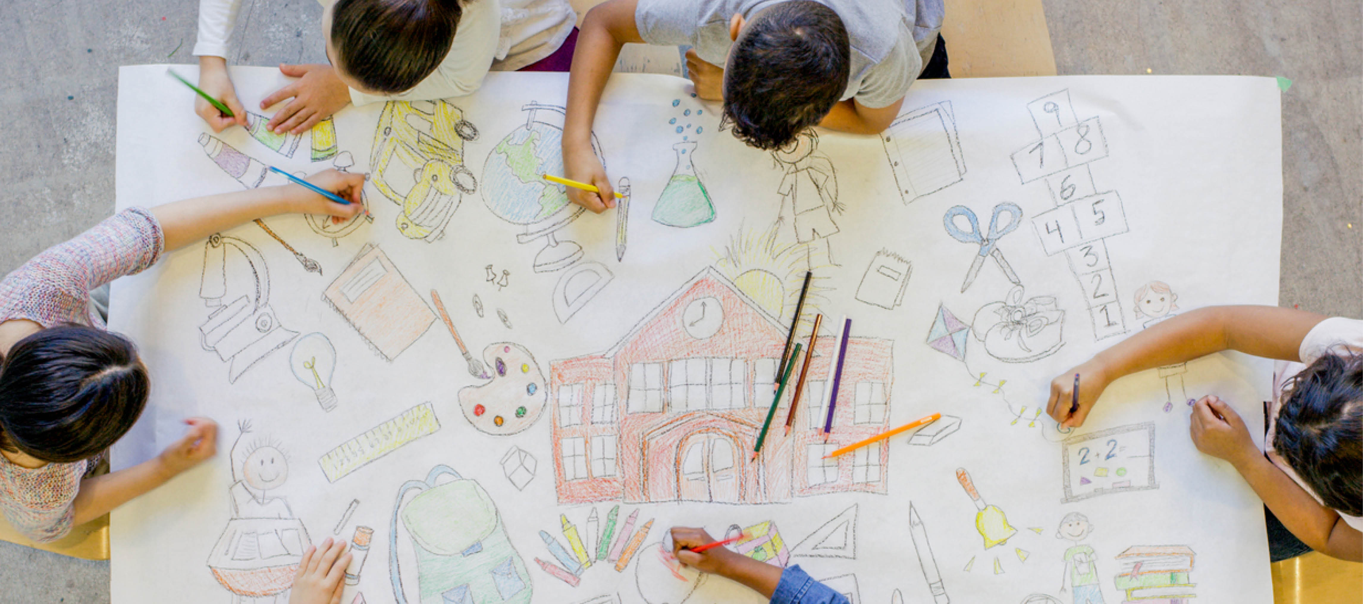 Kindern zeichnen am Tisch